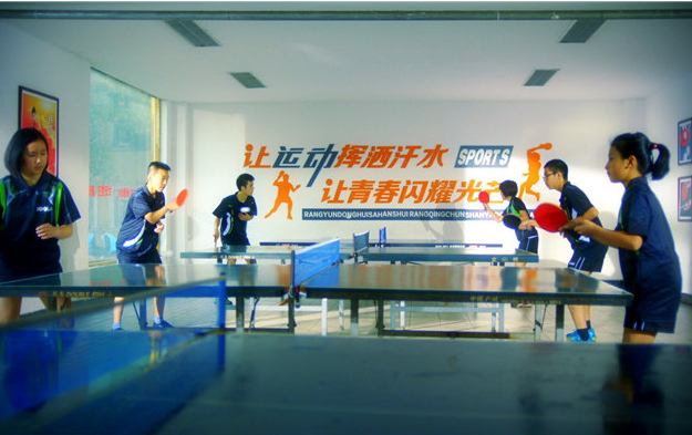 成都外国语学校学子在室内打乒乓球