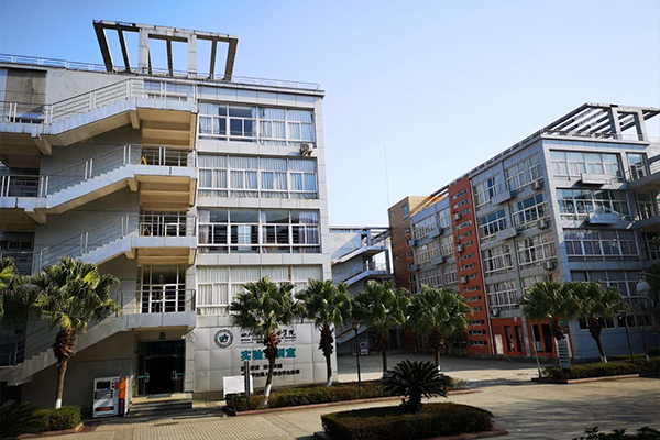 四川城市技师学院校园图片