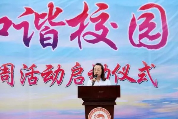 团委书记兼学生科副科长欧阳鑫薇宣读获奖名单