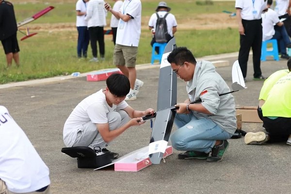 成都航空职业技术学院学子在飞行器设计挑战赛现场