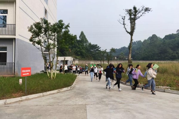 乐山市旅游学校举行2019年“防踩踏”应急疏散演练活动