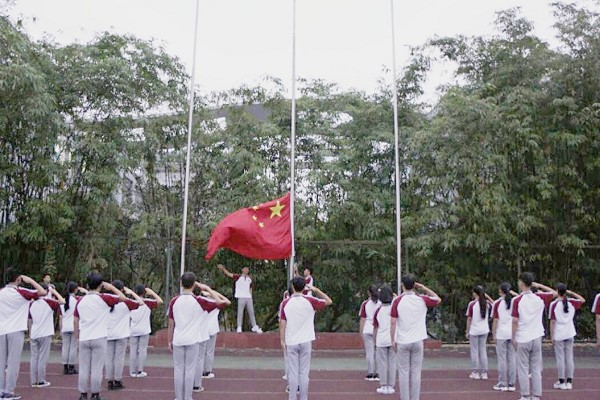 四川城市技师学院升旗仪式现场