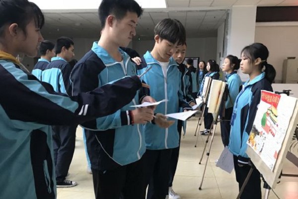 四川省志翔职业技术学校举办建国70周年手抄报比赛