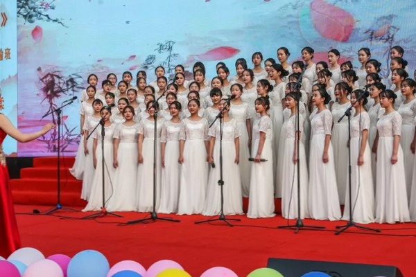 成都中专学校东星航空职业学校举行歌咏比赛