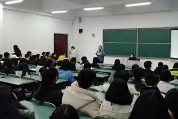 四川中专学校服装艺术学校举行设计理念讲座