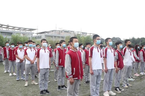 四川城市技师学院举行升旗仪式