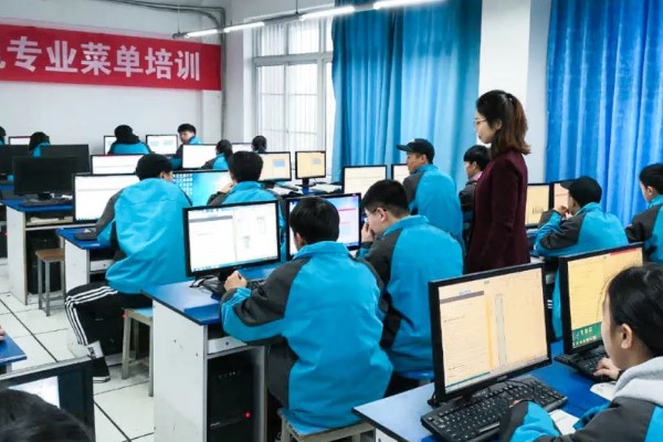 德阳安装技师学院官网计算机专业学生在上课