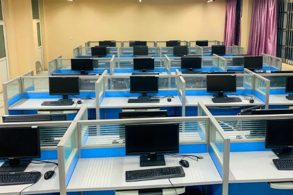 德阳安装技师学院计算机专业实训室