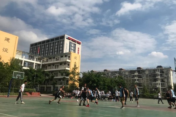 四川职业中专学校蜀兴职中与建筑职中举行篮球赛