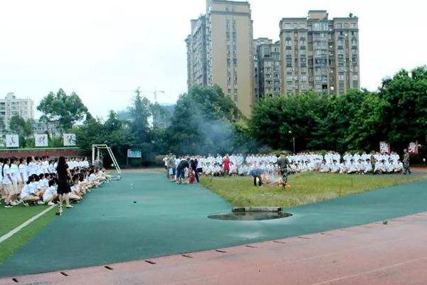 四川省丹棱中学校几个人一个寝室