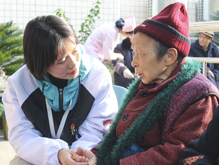 学子和老人交流