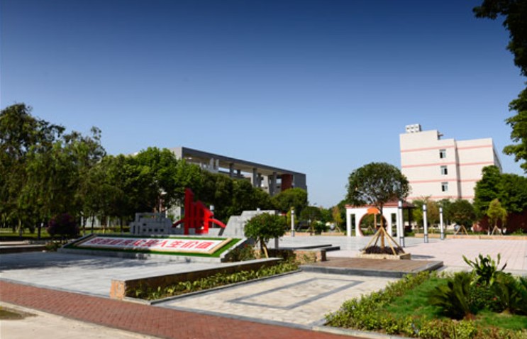 四川矿产机电技师学院校园一角