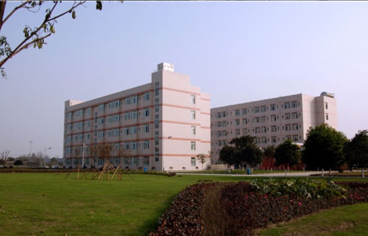 四川矿产机电技师学院校园一角