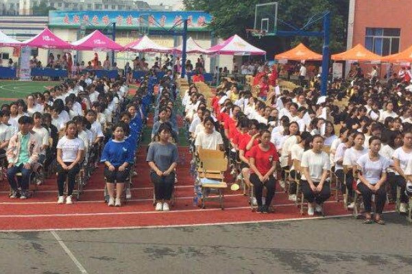 成都华夏旅游商务学校学子风采