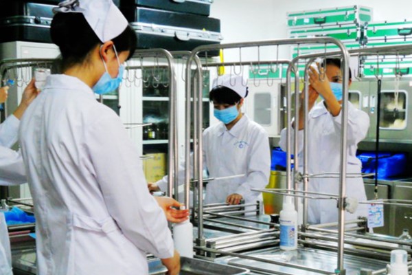 乐山医药科技学校学生在上实验课