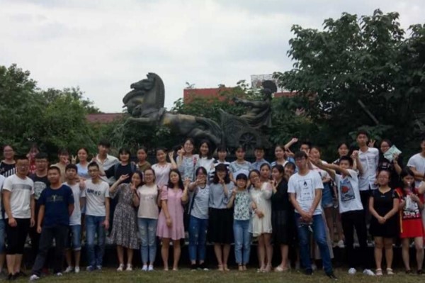 乐山医药科技学校参加升学的部分同学合照