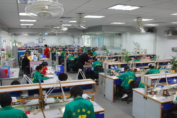 图为口腔修复工艺专业部分同学工作环境