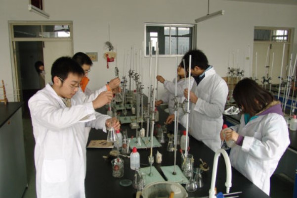 药剂专业同学在做实验实训