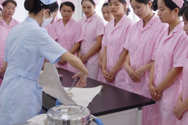 护理专业的同学在做实训操作