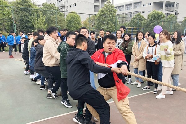成都技师学院拔河比赛现场