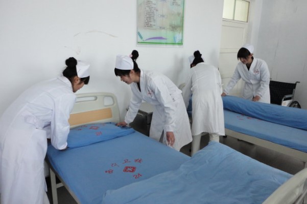 成都华大卫校学子在做实训操作