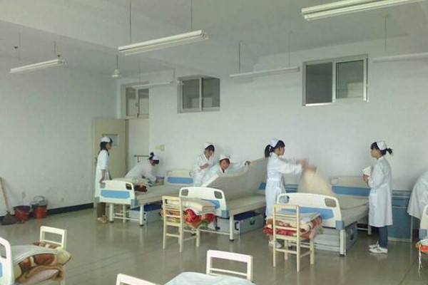 成都华大卫校学子在做实训操作