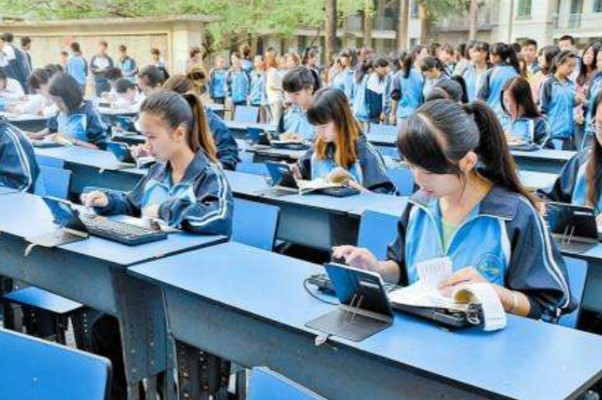 会计专业的同学在进行会计电算化比赛