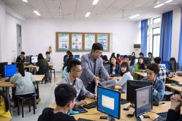 会计专业同学在上会计电算化课程