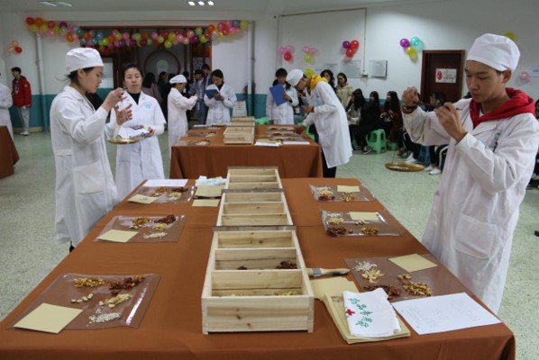 四川省针灸学校举行第二届“远志杯”中药传统技能大赛