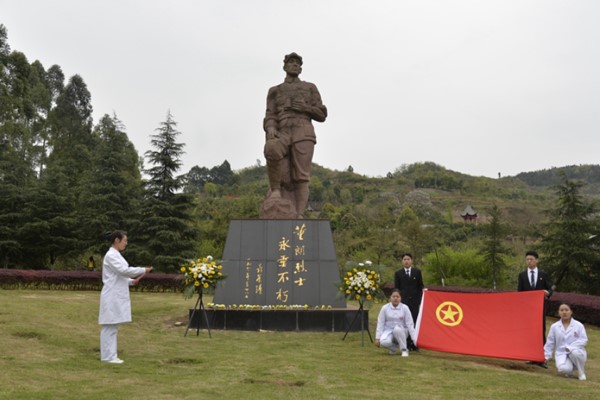 四川护理职业学院团委组织开展烈士陵园扫墓活动