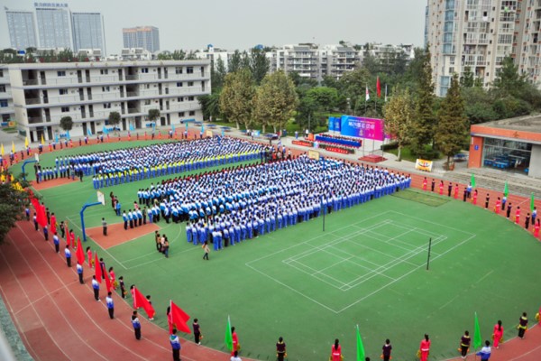 鸟瞰成都洞子口职业技术学校操场