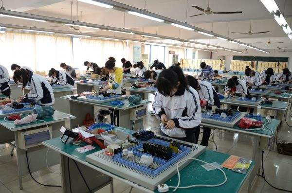 四川应用电子技术就业岗位包含哪些_如何选择四川职业技术学校_成都职业中专招生简章有哪些