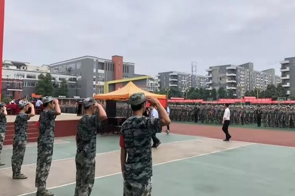 成都机电工程学校国旗下英姿飒爽的护卫队