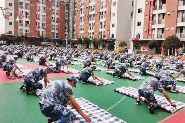 中国五冶大学新生比赛叠军被现场