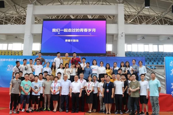 学校领导与毕业生代表合影