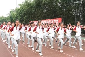 四川中职学校军训进行时 四川城市技师学子在坚持