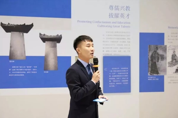 成都博物馆优秀讲解员杜宇主持开展仪式
