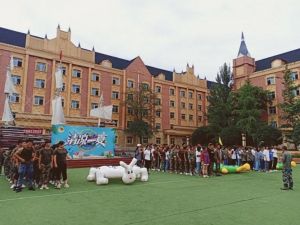 成都中专学校军训进行时 成都希望职业学校素质拓展比赛