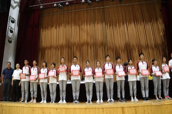 四川城市技师学院领导及总教官为获奖同学及集体颁奖