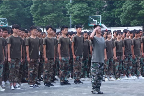 成都希望职业学校学子在军训