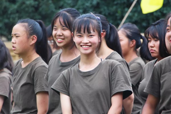 成都希望职业学校学子开心地微笑