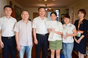 2019年成都东星航空职业学校第一份录取通知书送达考生家