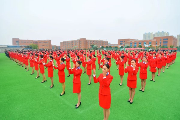 五月花高级技工学校学生在学习手语操