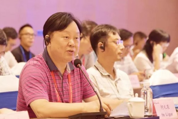 绵阳职业技术学校校长代表参加论坛会
