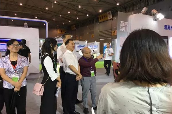 全国工商联副主席、省政协副主席、省工商联主席陈放率队到数字生态展区巡馆