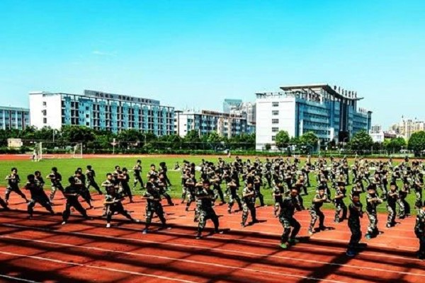 四川商贸职业学校新生军训掠影