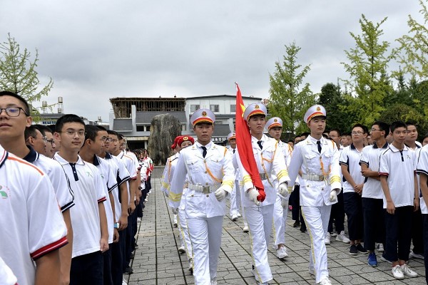 成都树德怀远中学开学典礼现场学生风采