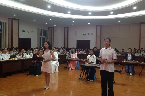 崇庆中学举行2019年迎中秋座谈会现场