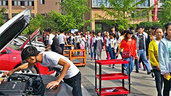 成都市郫都区友爱职业技术学校