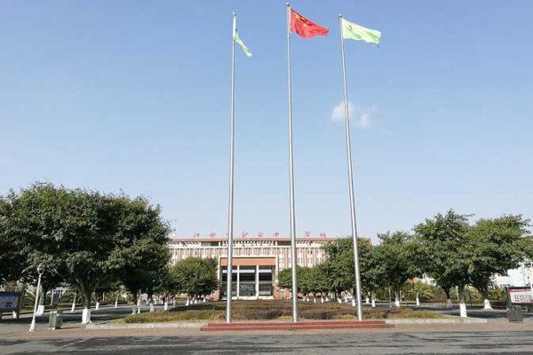 四川省什邡市职业中专学校校园一角